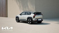 Kia menghadirkan dua pilihan untuk EV3, yakni Standard dan Long Range. Tipe termurahnya, EV3 Standard dibekali dengan baterai berkapasitas 58,3 kWh. Sedangkan EV3 Long Range membawa baterai 81,4 kWh. Diklaim, dalam satu kali pengecasan penuh, Kia EV3 Long Range bisa menempuh jarak hingga 600 km dalam pengujian WLTP. Untuk mengecasnya dari 30-80% hanya butuh 31 menit. Foto: dok. KIA Corporation