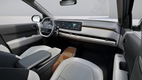 Kehadiran headunit dan panel kluster berukuran total 30 inci membuat kesan menjadi modern. Foto: dok. KIA Corporation