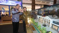 Corporate Marketing Director Agung Podomoro Agung Wirajaya (kiri) bersama Regional Assistant Vice President Marketing Agung Podomoro Zaldy Wihardja (kanan) berada di maket produk properti Agung Podomoro yang berada dalam pameran Agung Podomoro Easy Home with KPR/A Hub! Banyak Cara Bayarnya di Central Park Mall, Jakarta (22/5).