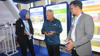 (paling kiri) Vera Galuh Sugijanto, Vice President General Secretary Danone Indonesia  dan (paling kanan) Karyanto Wibowo, Sustainable Development Director Danone Indonesia, menceritakan berbagai aksi kolaboratif Danone Indonesia dalam meningkatkan akses air minum layak dan berkualitas kepada (tengah) Basuki Hadimuljono, Menteri PUPR di sela-sela penyelenggaraan World Water Forum 2024. Danone Indonesia mewujudkan komitmennya dengan mendukung Kementerian PUPR menyelenggarakan World Water Forum ke-10 yang berlangsung di Bali pada 18 - 25 Mei 2024. 