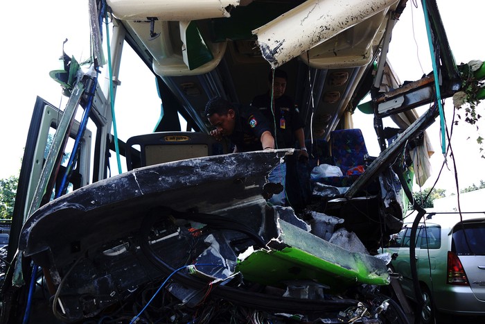 Petugas dari Dinas Perhubungan melakukan pemeriksaan bus pariwisata yang menabrak truk di tol Jombang-Mojokerto (Jomo) KM 695+400 di Satlantas Polres Jombang, Jawa Timur, Kamis (23/5/2024). Pemeriksaan bus pariwisata yang membawa rombongan SMP PGRI Wonosari Malang itu untuk mengetahui kondisi kendaraan serta kelengkapan pasca terlibat kecelakaan di tol Jomo dan mengakibatkan dua orang meninggal dunia. ANTARA FOTO/Syaiful Arif/nz