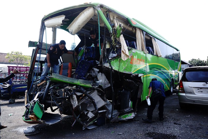 Petugas dari Dinas Perhubungan melakukan pemeriksaan bus pariwisata yang menabrak truk di tol Jombang-Mojokerto (Jomo) KM 695+400 di Satlantas Polres Jombang, Jawa Timur, Kamis (23/5/2024). Pemeriksaan bus pariwisata yang membawa rombongan SMP PGRI Wonosari Malang itu untuk mengetahui kondisi kendaraan serta kelengkapan pasca terlibat kecelakaan di tol Jomo dan mengakibatkan dua orang meninggal dunia. ANTARA FOTO/Syaiful Arif/nz