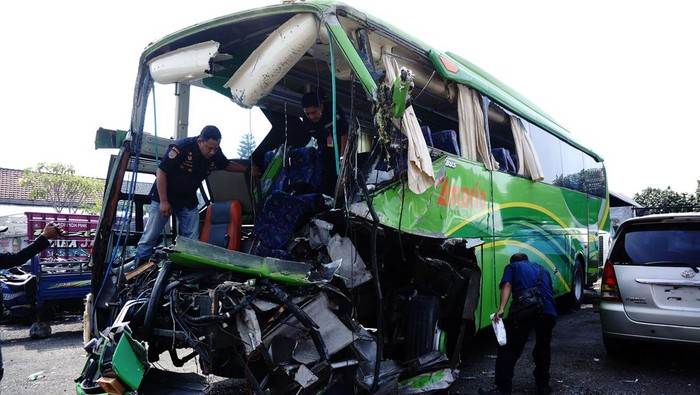 Petugas dari Dinas Perhubungan melakukan pemeriksaan bus pariwisata yang menabrak truk di tol Jombang-Mojokerto (Jomo) KM 695+400 di Satlantas Polres Jombang, Jawa Timur, Kamis (23/5/2024). Pemeriksaan bus pariwisata yang membawa rombongan SMP PGRI Wonosari Malang itu untuk mengetahui kondisi kendaraan serta kelengkapan pasca terlibat kecelakaan di tol Jomo dan mengakibatkan dua orang meninggal dunia. ANTARA FOTO/Syaiful Arif/nz