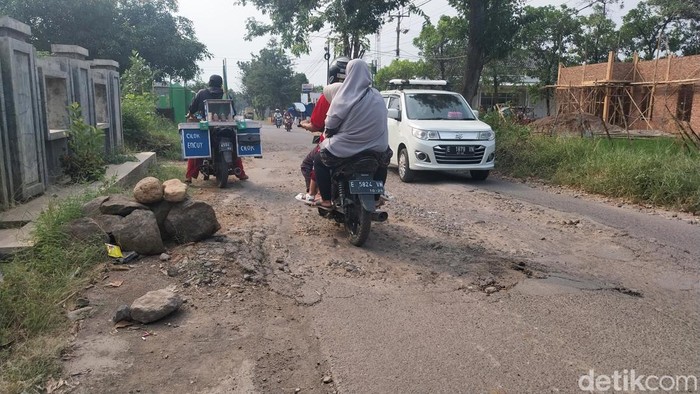 Kondisi jalan Majalengka-Kasokandel yang rusak.