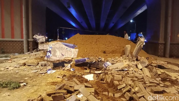 Kondisi Pos Gatur Lantas Polrestabes Palembang  yang rata dengan tanah usai dihantam truk.