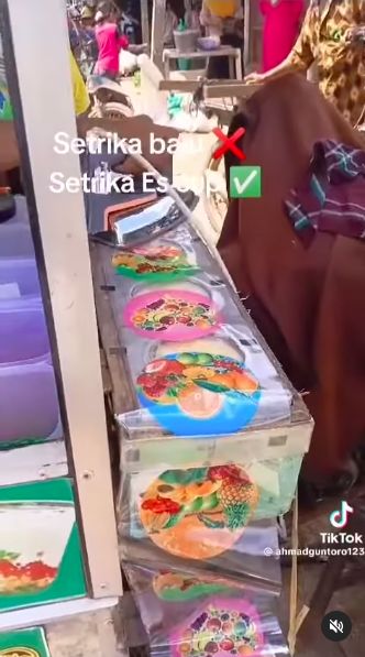 Kreatif! Penjual Es Oyen Ini Pakai Setrika untuk Tutup Minuman Kemasan