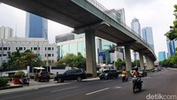 Kendaraan yang melintas didominasi oleh mobil pribadi. 