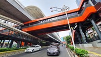 Arus lalu lintas di Jalan Rasuna Said lancar.