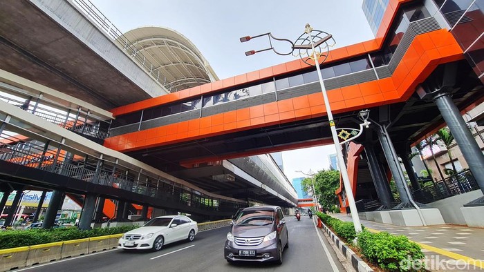 Libur Waisak, Jalan Rasuna Said Lancar Pengendara melintasi jalan Rasuna Said, Kamis (23/5/2024). Sejumlah jalan protokol tampak lancar saat libur waisak. Lalu lintas relatif lancar dibandingkan dengan hari-hari biasa di jam kantor yang biasanya padat.