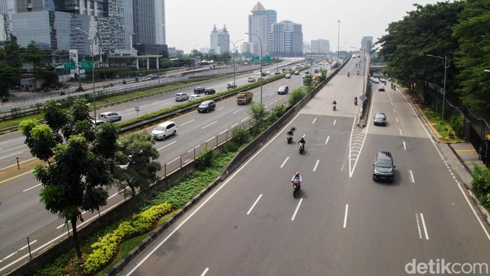 Periode libur panjang dalam rangka Waisak dimulai hari ini. Lalu-lintas di Jakarta tampak lancar.