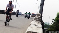 Salah seorang warga memanfaatkan waktu libur dengan bersepeda.  