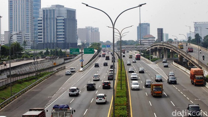 Periode libur panjang dalam rangka Waisak dimulai hari ini. Lalu-lintas di Jakarta tampak lancar.