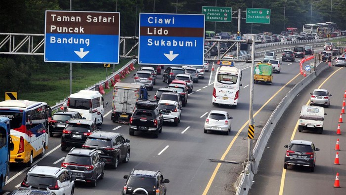 Kepadatan kendaraan jalur wisata Puncak,  Ciawi, Kabupaten Bogor, Jawa Barat, Kamis (23/5/2024). Pada libur panjang Hari Raya Waisak, cuti bersama serta libur akhir pekan, kawasan wisata Puncak dipadati kendaraan wisatawan sehingga Satlantas Polres Bogor menerapkan arus lalu lintas sistem satu arah (one way) dari arah Jakarta menuju Puncak, sistem lawan arus di pintu keluar tol Ciawi untuk mengurai kemacetan kendaraan. ANTARA FOTO/Yulius Satria Wijaya/nz.