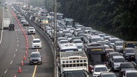 Sistem satu arah diterapkan untuk mengurai kemacetan kendaraan.