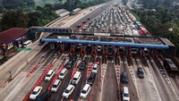 Foto udara antrean kendaraan keluar gerbang Tol Ciawi, jalur wisata Puncak, Ciawi, Kabupaten Bogor, Jawa Barat, Kamis (23/5/2024).