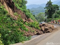 Longsor Tutup Jalur Poros Maros-Bone di Tompo Ladang, Lalin Macet 5 Km