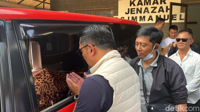 Mantan Gubernur Jabar Ridwan Kamil melayat mantan Bupati Kuningan Acep Purnama di RS Immanuel Bandung.