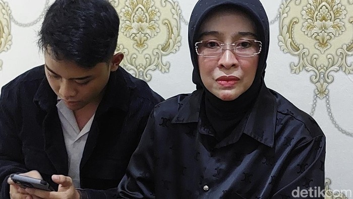 Mantan Wabup Cirebon Wahyu Tjiptaningsih dan Ramadhani Purwadisastra saat memberikan klarifikasi