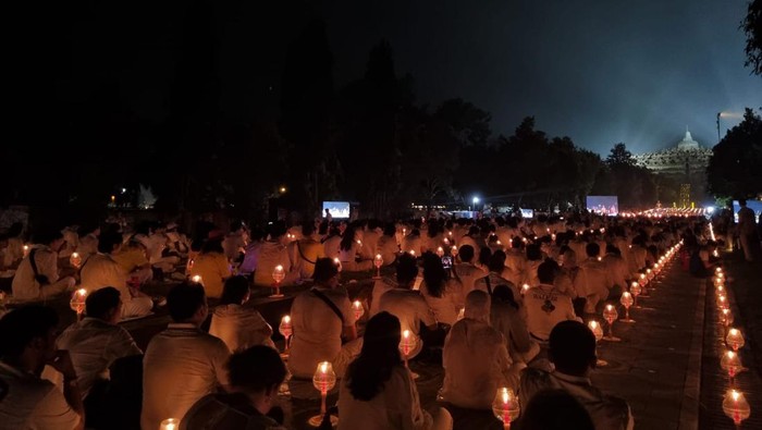 Meditasi Waisak di Candi Borobudur