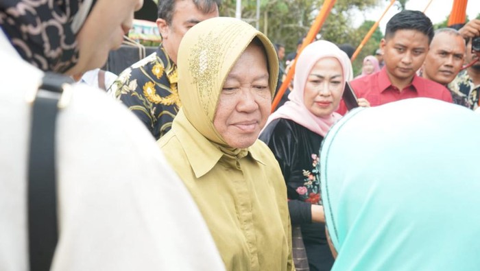 Mensos Tri Rismaharini saat mengecek posko korban banjir bandang di Sumbar (Foto: Dok. Kemensos)