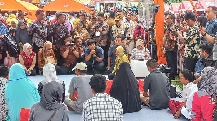 Mensos Tri Rismaharini saat mengecek posko korban banjir bandang di Sumbar (Foto: Dok. Kemensos)