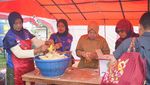 Momen Mensos Risma Cek Penanganan Posko Banjir Lahar Dingin Sumbar