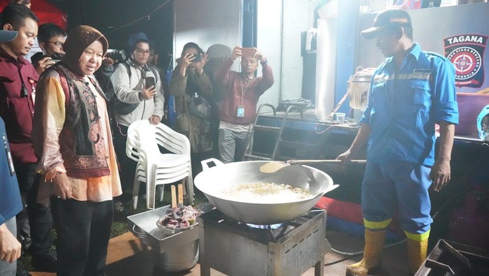 Mensos Tri Rismaharini saat mengecek posko korban banjir bandang di Sumbar (Foto: Dok. Kemensos) Mensos Tri Rismaharini saat mengecek posko korban banjir bandang di Sumbar (Foto: Dok. Kemensos)