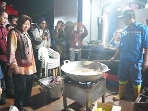 Momen Mensos Risma Cek Penanganan Posko Banjir Lahar Dingin Sumbar