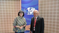 Sri Mulyani dengan topi lusuh yang sering digunakan Basuki saat melakukan kunjungan kerja. Foto: Dok. Instagram @smindrawati