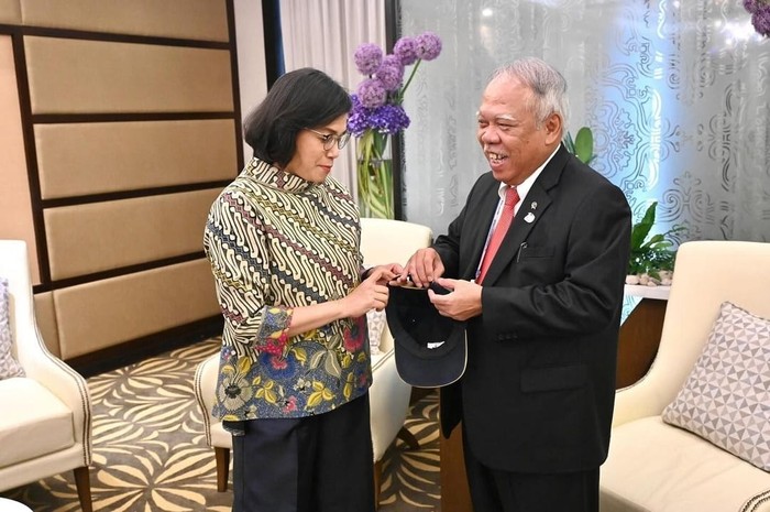 Menteri Keuangan Sri Mulyani Indrawati mengenakan topi legendaris milik Menteri PUPR Basuki Hadimuljono