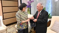 Saya cocok kan mengenakan topi legendarisnya pak bas? tulis Sri Mulyani. Foto: Dok. Instagram @smindrawati