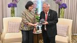 Momen Gemas Sri Mulyani dan Topi Legend Pak Bas