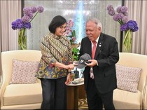 Momen Gemas Sri Mulyani dan Topi Legend Pak Bas