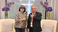 Basuki sempat membeberkan alasannya sering memakai topi lusuh itu. Ia menjelaskan topi itu memiliki lambang Kementerian PUPR. Foto: Dok. Instagram @smindrawati