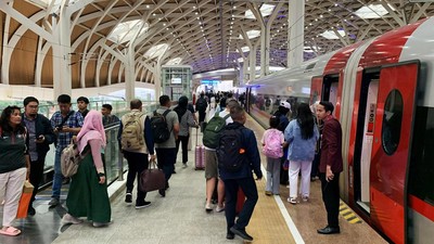 Momen Long Weekend, Kereta Cepat Langsung Diserbu