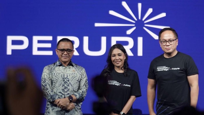 Momen MenPAN-RB Hadiri Peluncuran Logo Baru Peruri Menteri Pendayagunaan Aparatur Negara dan Reformasi Birokrasi (PAN-RB) Abdullah Azwar Anas menghadiri peluncuran logo baru Percetakan Uang Republik Indonesia (Peruri) di Jakarta pada Rabu, (22/5). Dia menilai peluncuran logo baru ini menjadi tonggak penting dalam perjalanan transformasi Peruri.