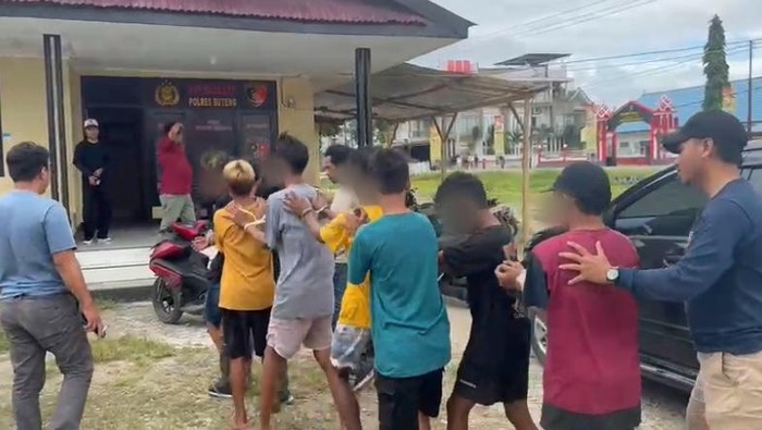 Momen polisi menangkap 8 pria pemerkosa gadis ABG di Buton Tengah. Dokumen Istimewa