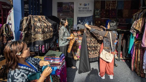 Seorang petugas melayani calon pembeli di salah satu stan UMKM pada World Water Forum ke-10 2024 di Nusa Dua, Badung, Bali, Rabu (22/5/2024). Pemerintah melibatkan 500 pelaku UMKM dari berbagai daerah di Indonesia untuk memperkenalkan dan menjual produk selama pelaksanaan Wolrd Water Forum ke-10 2024. ANTARA FOTO/Media Center World Water Forum 2024/Bayu Pratama S/tom.