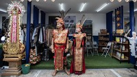 Stan-stan pameran menjual beragam produk UMKM dari berbagai daerah Indonesia.