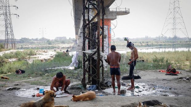 Panasnya cuaca di India membuat sejumlah warga melakukan berbagai cara untuk mendinginkan tubuhnya. (REUTERS/Adnan Abidi)