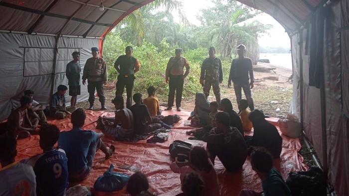 Para pengungsi Rohingya yang tiba dan telah direlokasi di Pantai Tanjung Lampu Ujung Damak, Desa Kwala Langkat. (Foto: dok Camat Tanjug Pura).