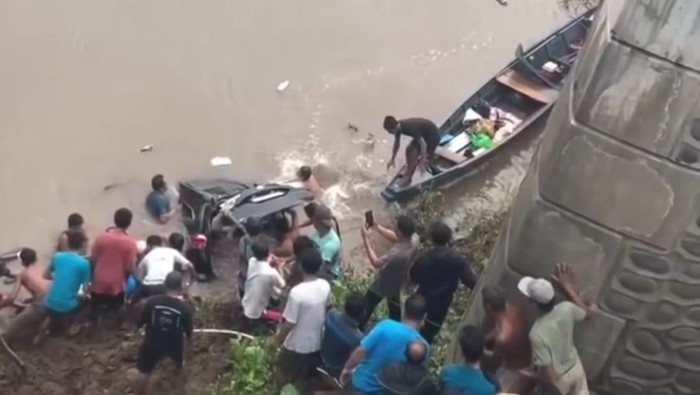 Penampakan evakuasi mobil travel yang nyemplung ke sungai