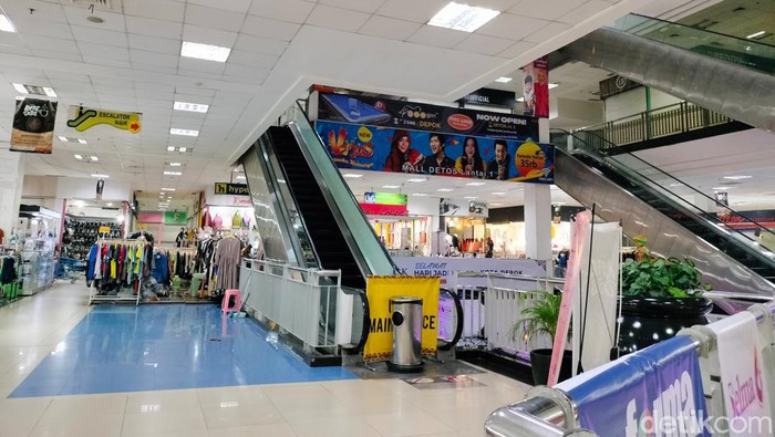 Penampakan Mal Detos di mana di sekitaran eskalator masih ada ruko yang buka.