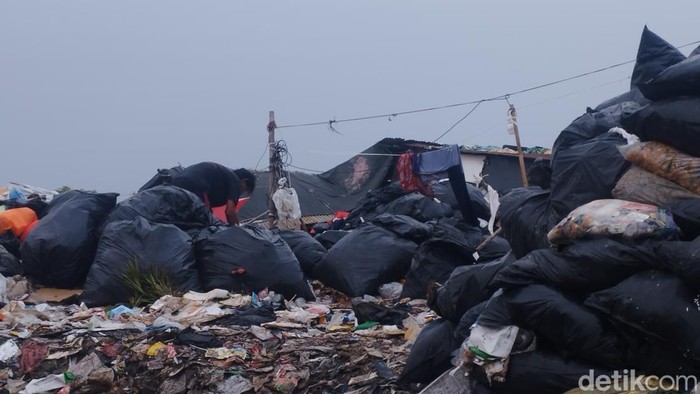 Penumpukan Sampah yang Meresahkan di Joglo Barat Jakarta Barat Picu Keluhan Warga