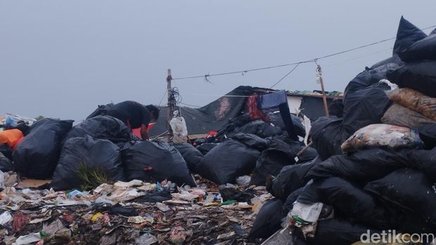 Penampakan tumpukan sampah yang menimbulkan bau menyengat di Joglo, Kembangan, Jakbar (Belia/detikcom)