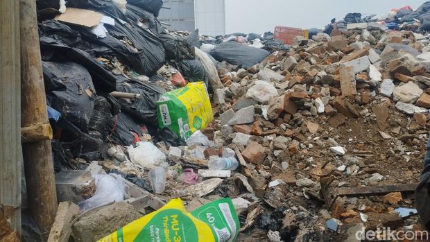Penampakan tumpukan sampah yang menimbulkan bau menyengat di Joglo, Kembangan, Jakbar (Belia/detikcom)