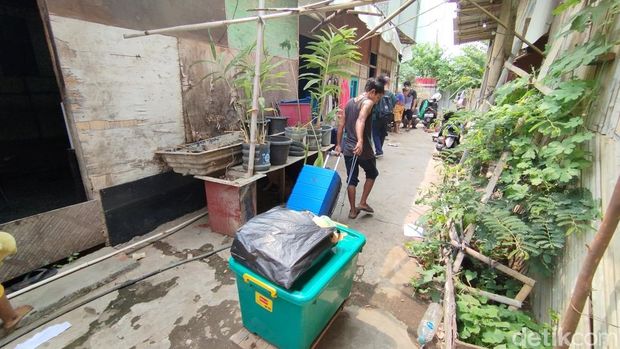 Pengosongan Kampung Susun Bayam diwarnai kericuhan membuat warga syok hingga anak-anak drop. JakPro selaku pengelola Kampung Susun Bayam memberi penjelasan. (Fawdi/detikcom)