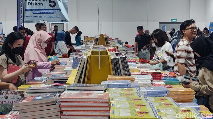 Pengunjung Berburu Buku Berbagai Judul di Bazar Buku