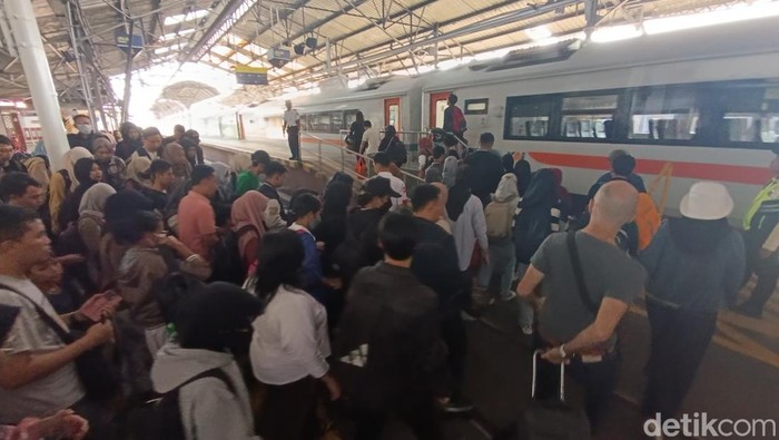 Kepadatan penumpang di Stasiun Tugu Jogja saat masa puncak kedatangan penumpang libur panjang Waisak, Kamis (23/5/2024).