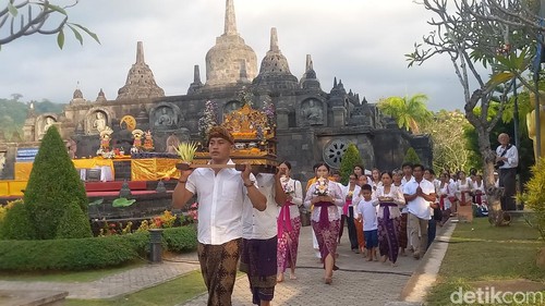Perayaan Waisak di Brahmavihara Arama, Kecamatan Banjar, Kabupaten Buleleng, Bali, Kamis (23/5/2024).